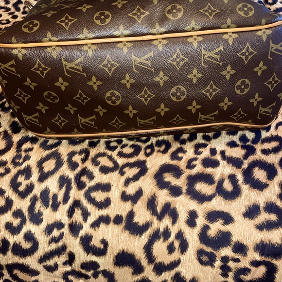 Authentic Louis Vuitton MM Pivoine - Picture 4 of 13